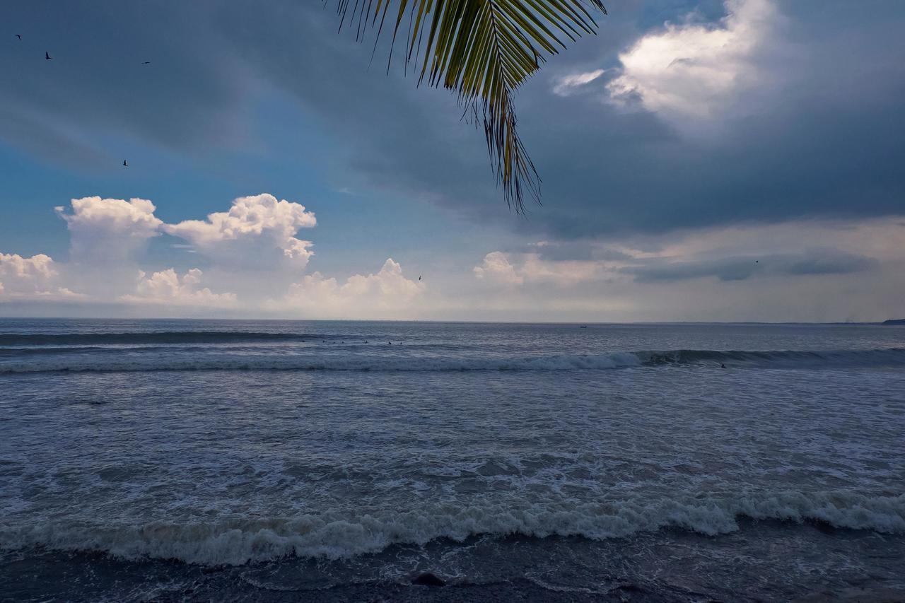 Umadewi Surf & Retreat Hotel Pulukan Bagian luar foto
